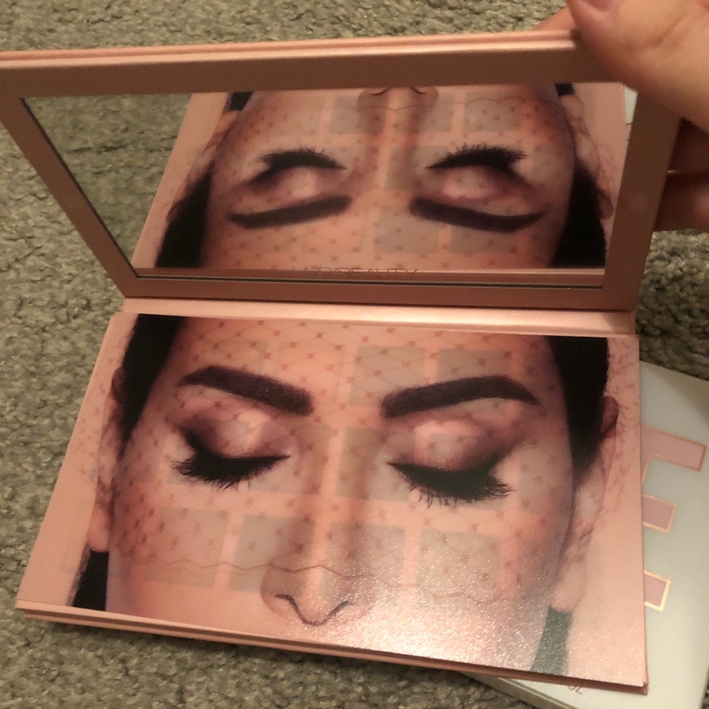 Huda Beauty eyeshadow palette - Picture 3 of 6